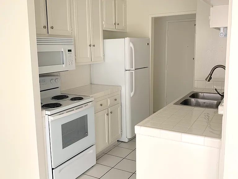 1380 Midvale Avenue — Photo 14