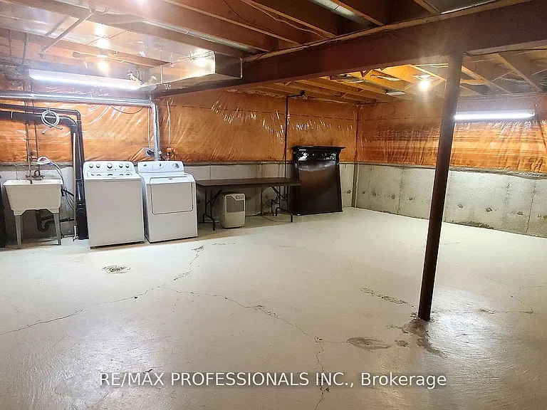 2545 Addingham Cres — Photo 35