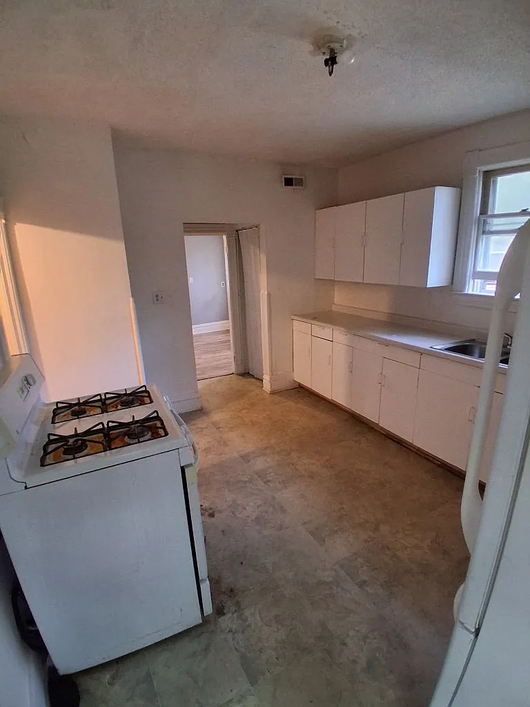 2 bed, 950 sqft, $1,300 — Photo 3
