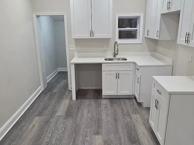 415 E 21st St — Photo 3