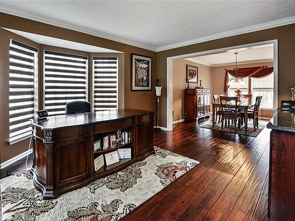 4th image of 652 Water View Dr