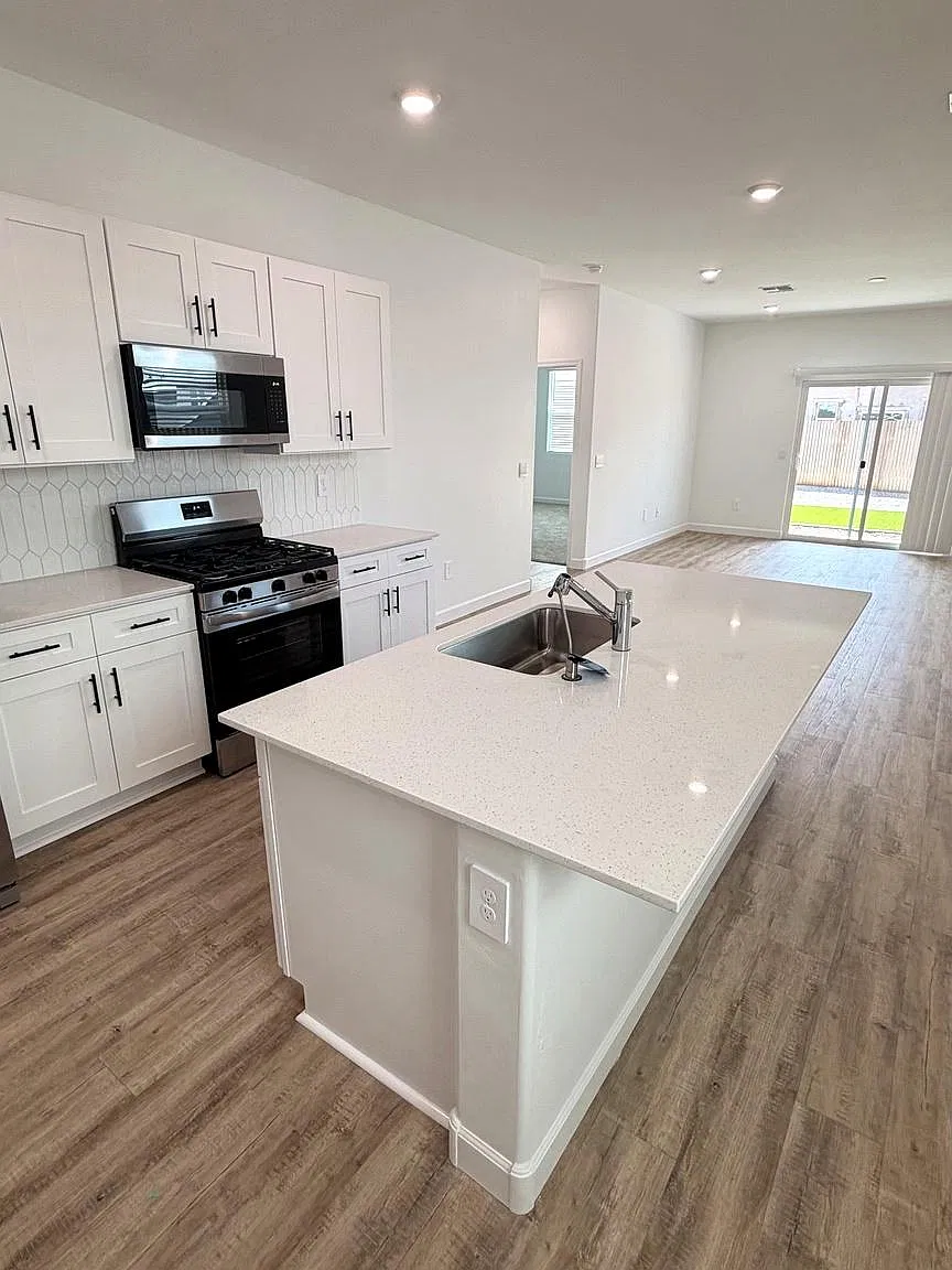 3 bed, $2,000 — Photo 1