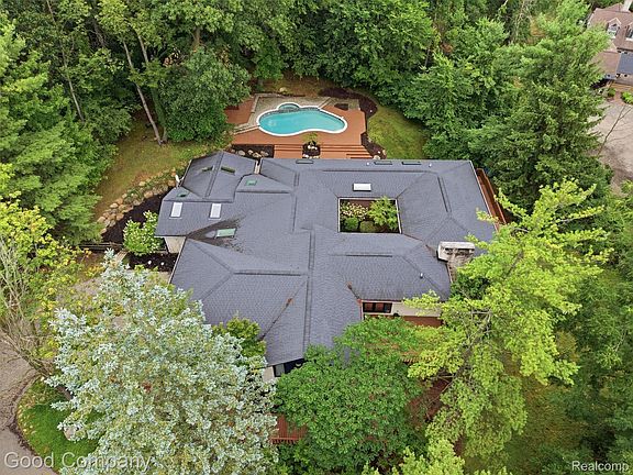 3rd image of 6733 Bloomfield Ln