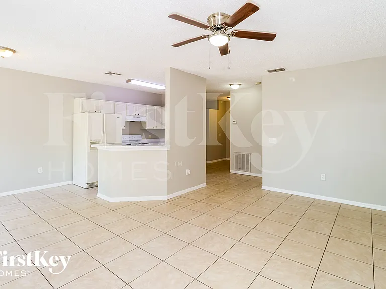 1163 Schumann Dr — Photo 3