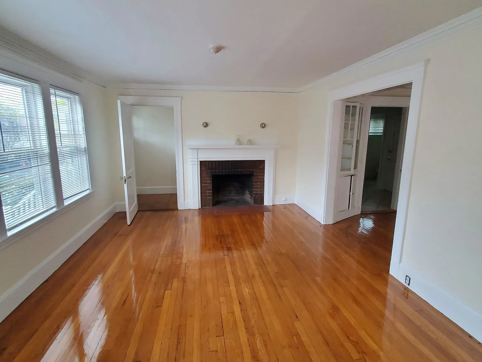 2 bed, 1.0 bath, $3,400 — Photo 3