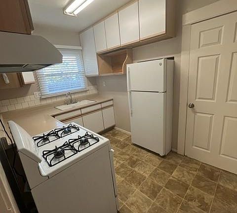 5th image of 4745 Utah St
