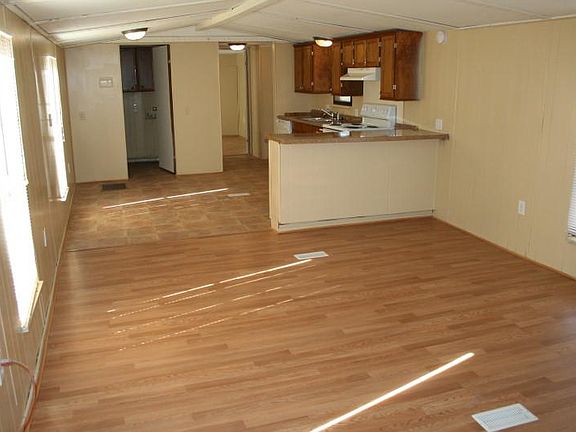 4th image of 15728 Garnett Dr