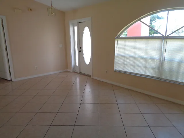 3 bed, 2063 sqft, $1,700 — Photo 2