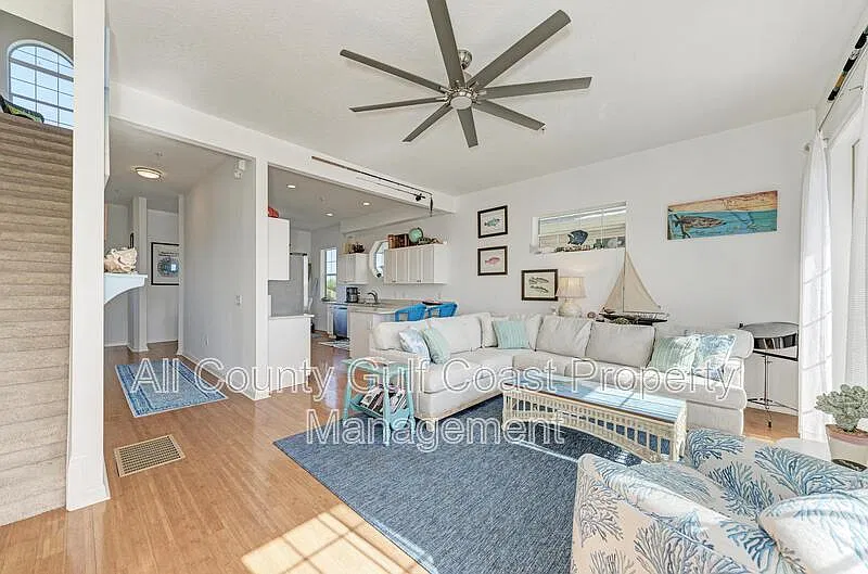 3 bed, 2.5 bath, 1400 sqft, $3,395 — Photo 3
