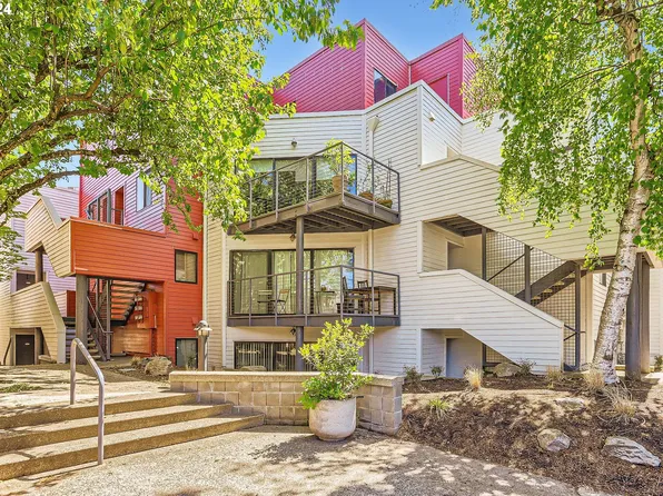 910 NW Naito Pkwy APT I21, Portland, OR 97209