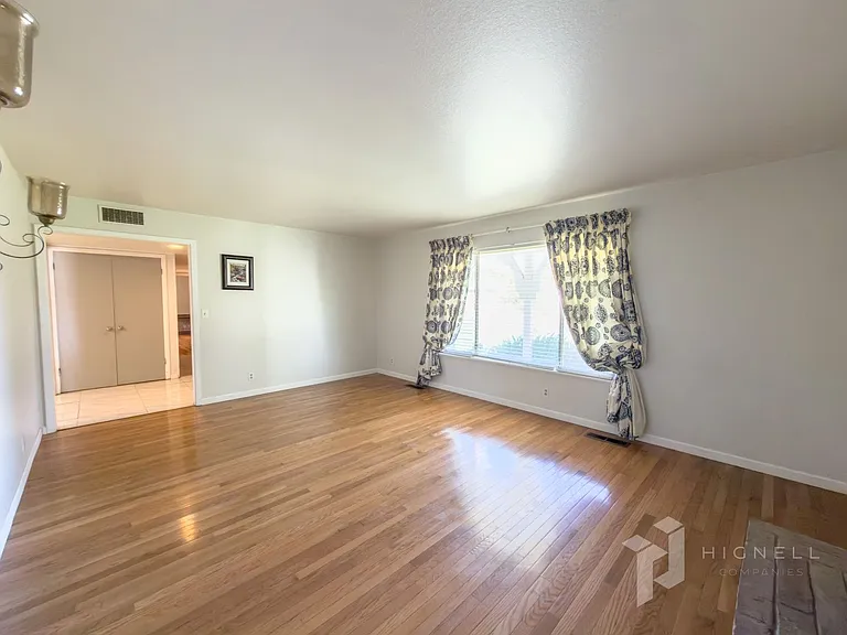 1094 Manzanita Ave — Photo 9