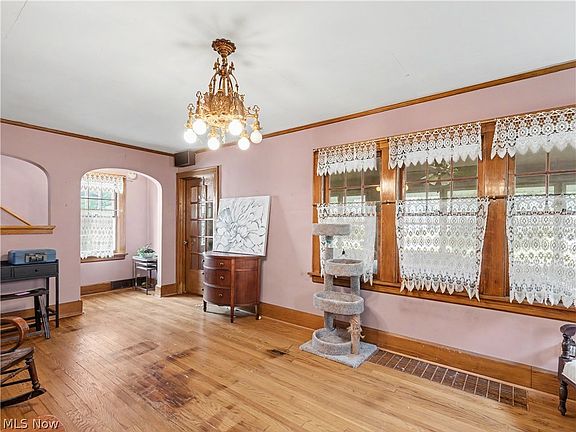 4th image of 1634 Greenlawn Ave