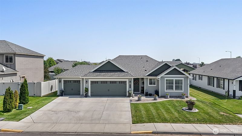 3rd image of 906 3rd Avenue NE