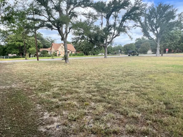 706 W College Ave, Comanche, TX 76442