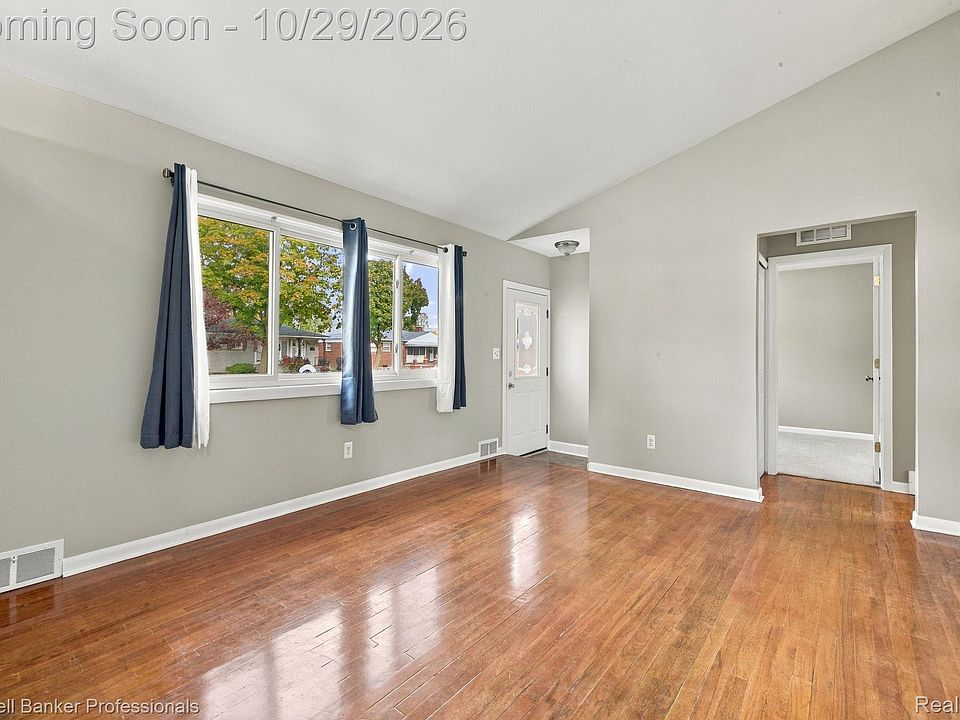 22704 Furton St, photo 6