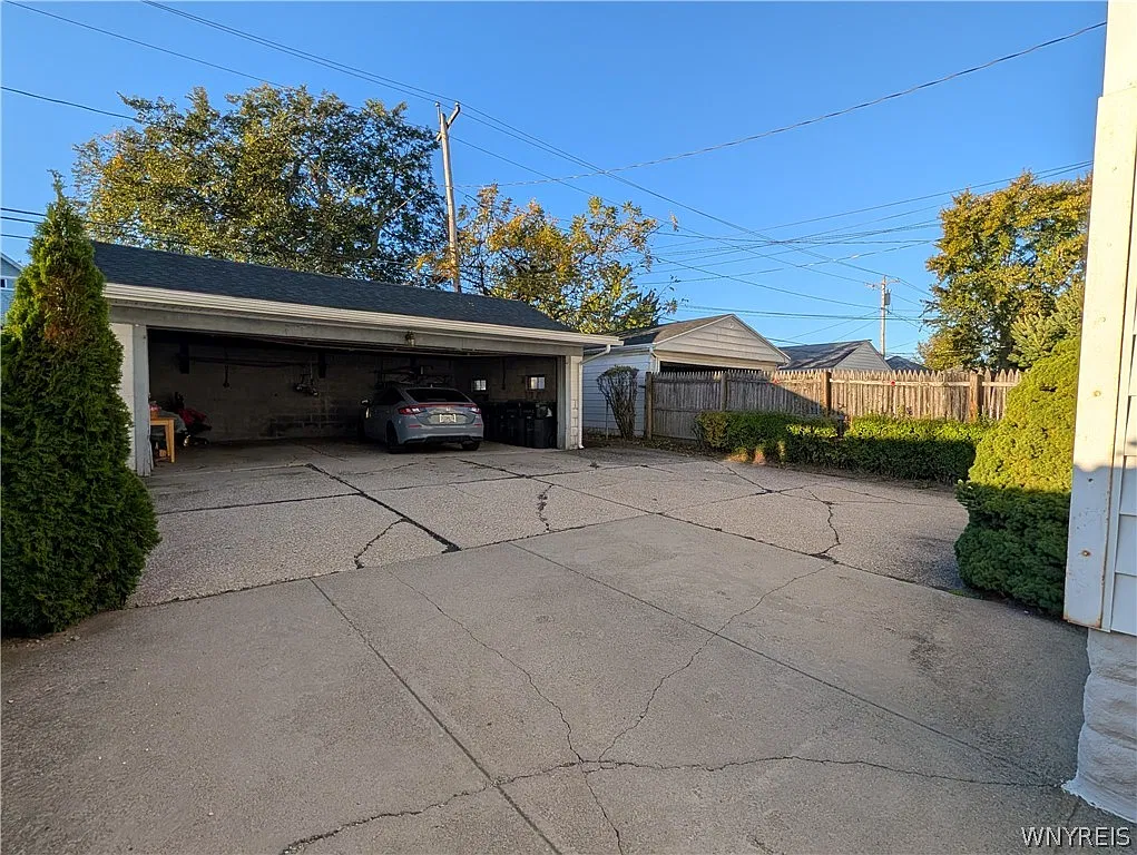 3 bed, 1.0 bath, 1154 sqft, $1,550 — Photo 3