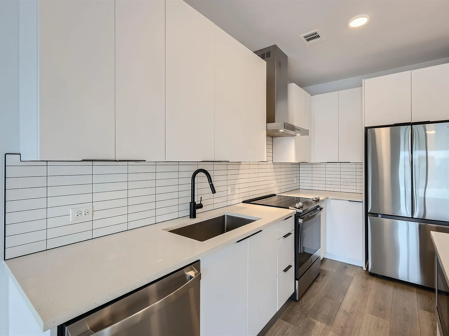 1 bed, 1.0 bath, 665 sqft, $1,695 — Photo 1