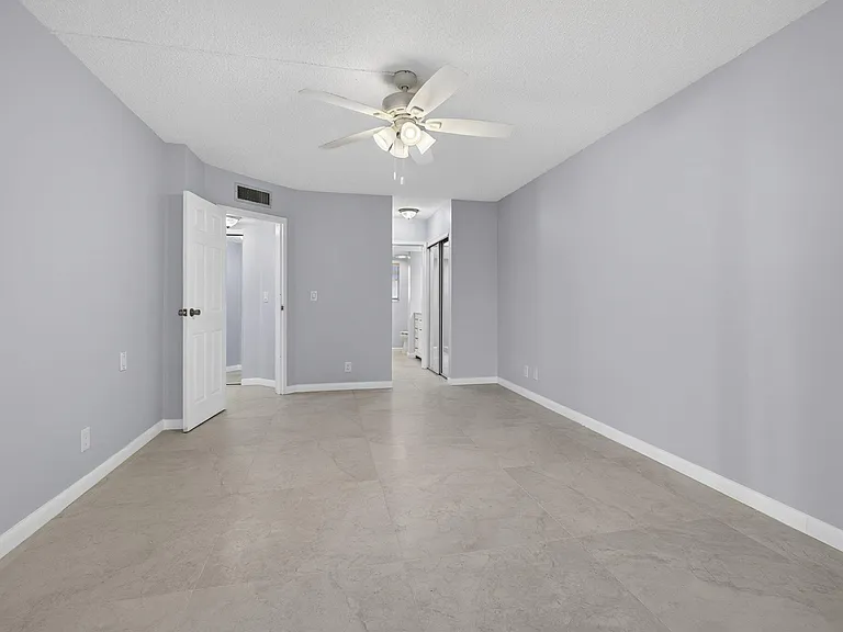 3590 Via Poinciana #202 — Photo 40