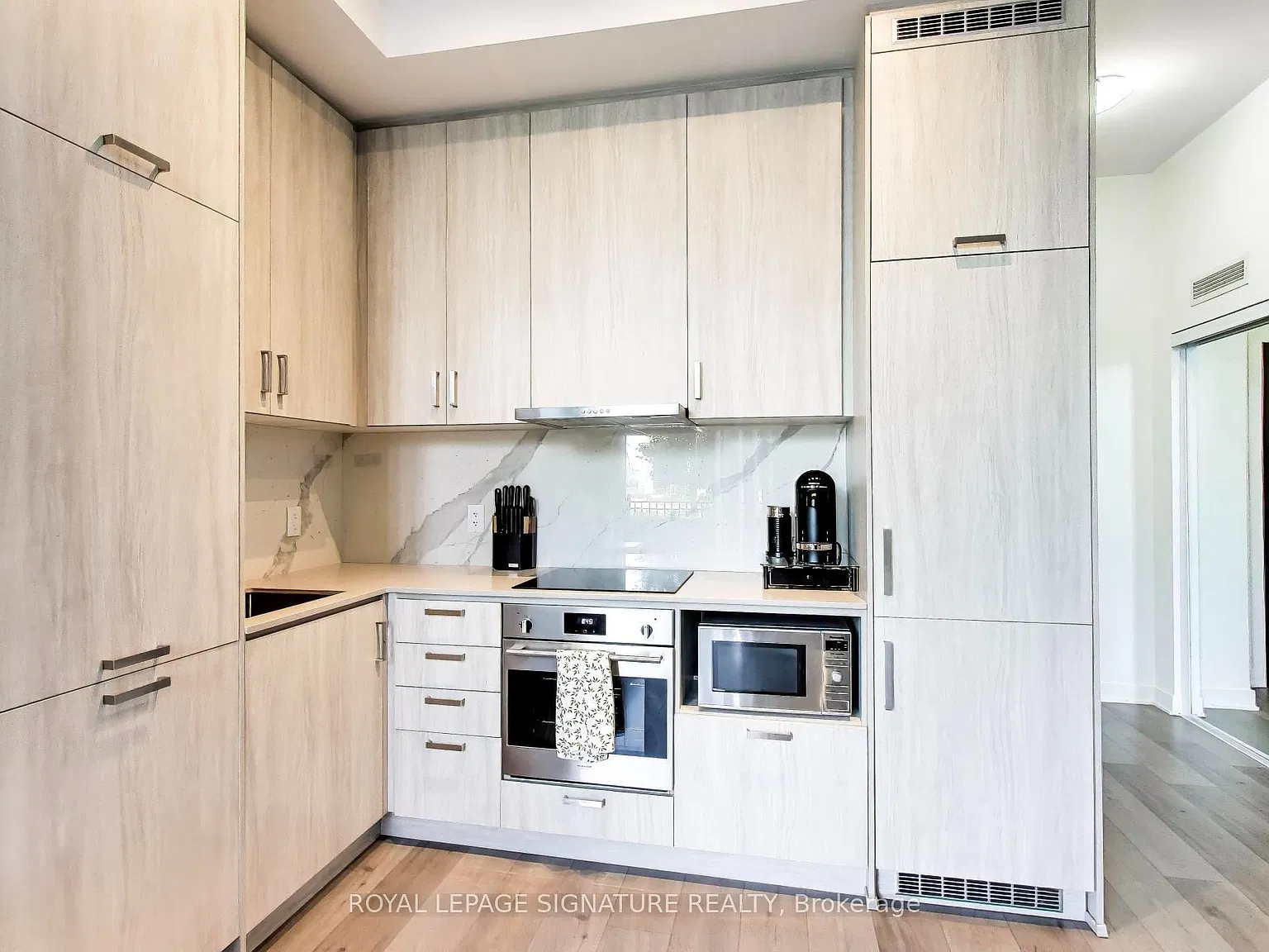 Mobilio South Tower Condos — Photo 1