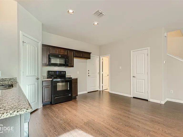 1312 Lake Crest Ln — Photo 6