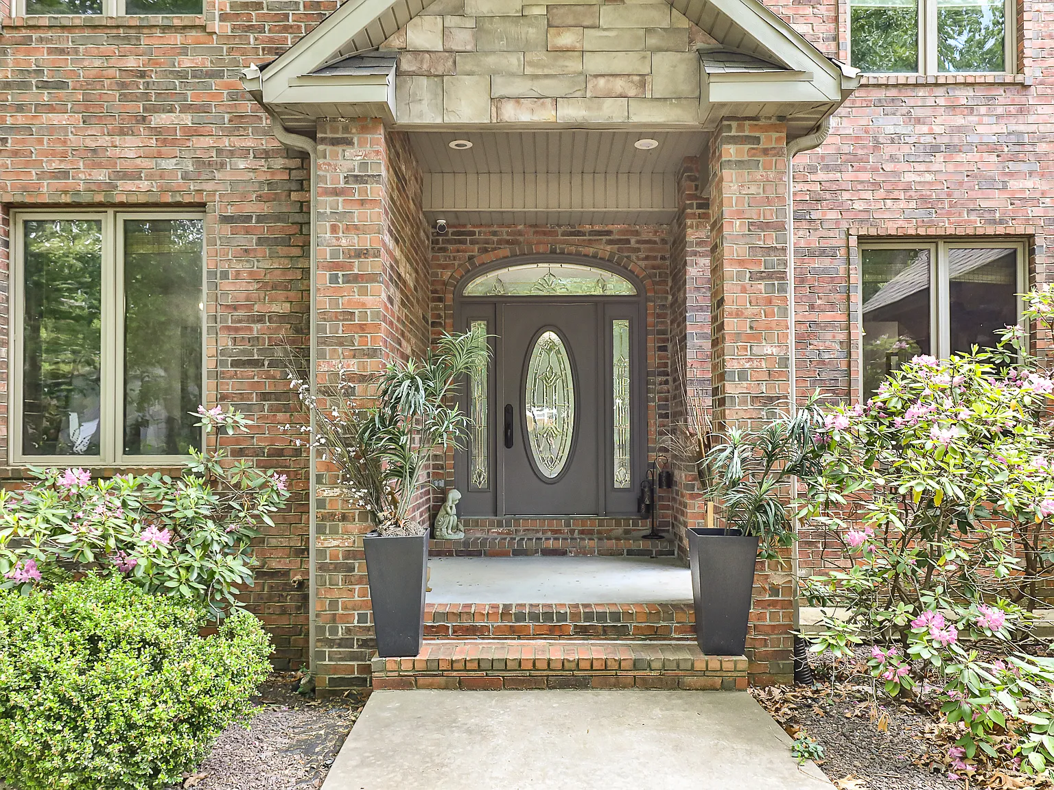 6 bed, 4.5 bath, 6592 sqft, $6,900 — Photo 4
