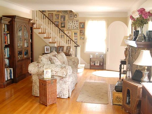 3rd image of 32 Ash St