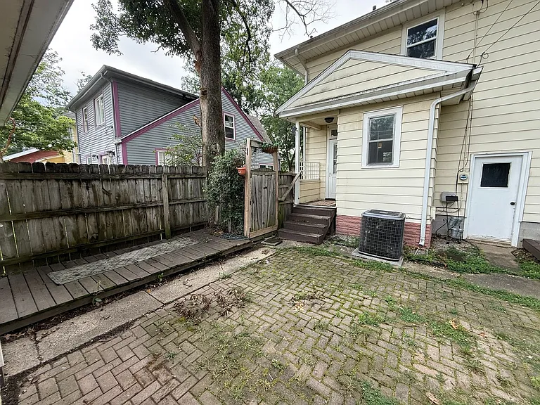 403 Englewood Ct — Photo 23