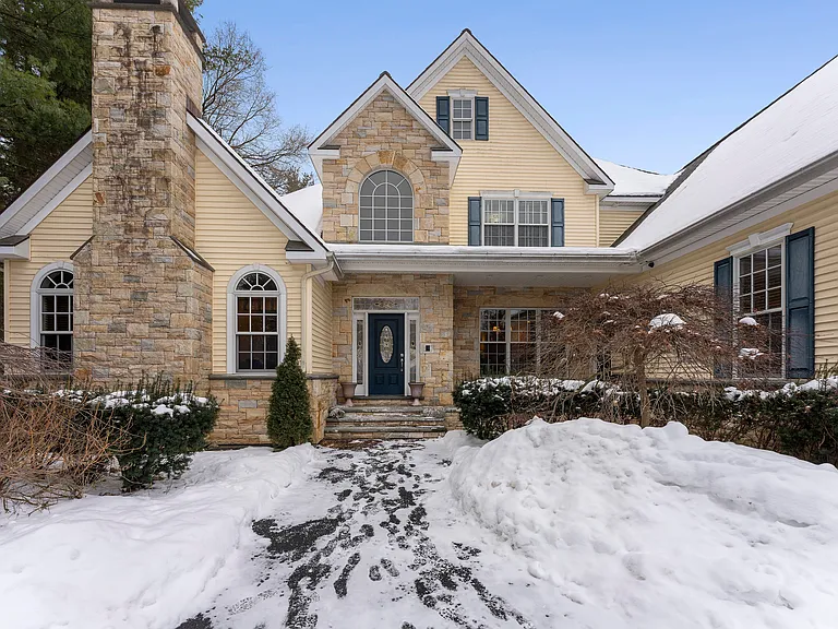 4000 Windsor Dr — Photo 1