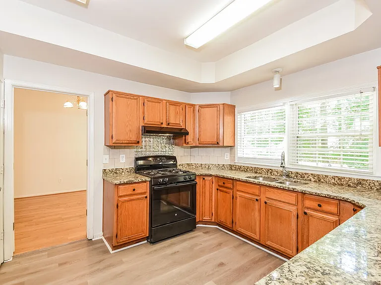 4118 Huntcliff Dr — Photo 10