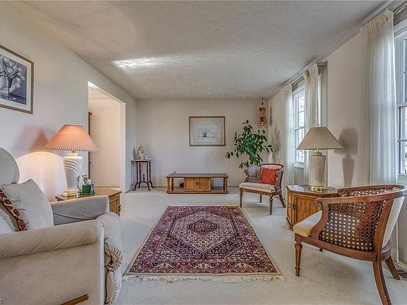 4th image of 6757 Camelot Dr