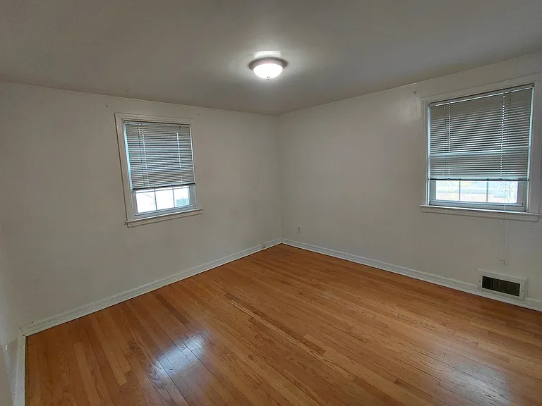 32 Locust Ave — Photo 7