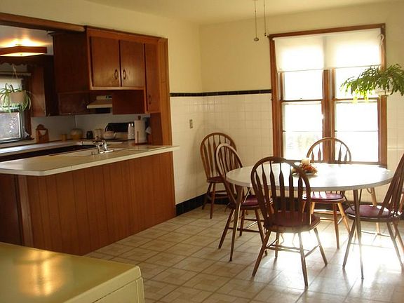 Eat-in Kitchen, View 2