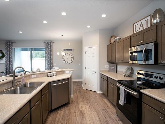 3rd image of 221 Cloverbrook Trl