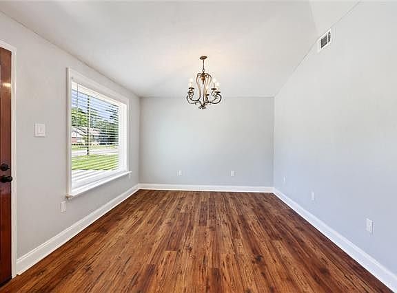 4th image of 413 River Oaks Dr