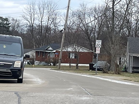 4th image of 332 Swan Cir