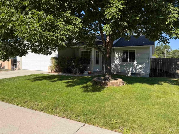 841 SW Independence Ave, Mountain Home, ID 83647