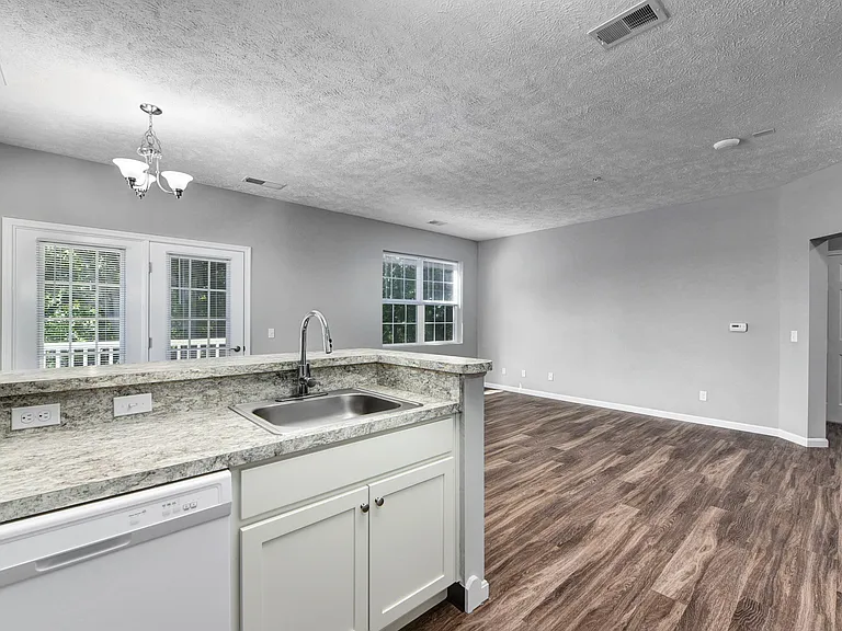 Aquamarine Apartments — Photo 101