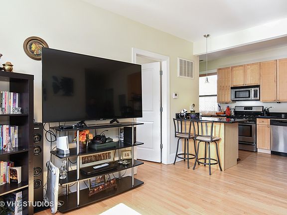 5th image of 7637 N Greenview Ave APT 3W