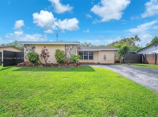 700 NW 88th Ter, Pembroke Pines, FL 33024