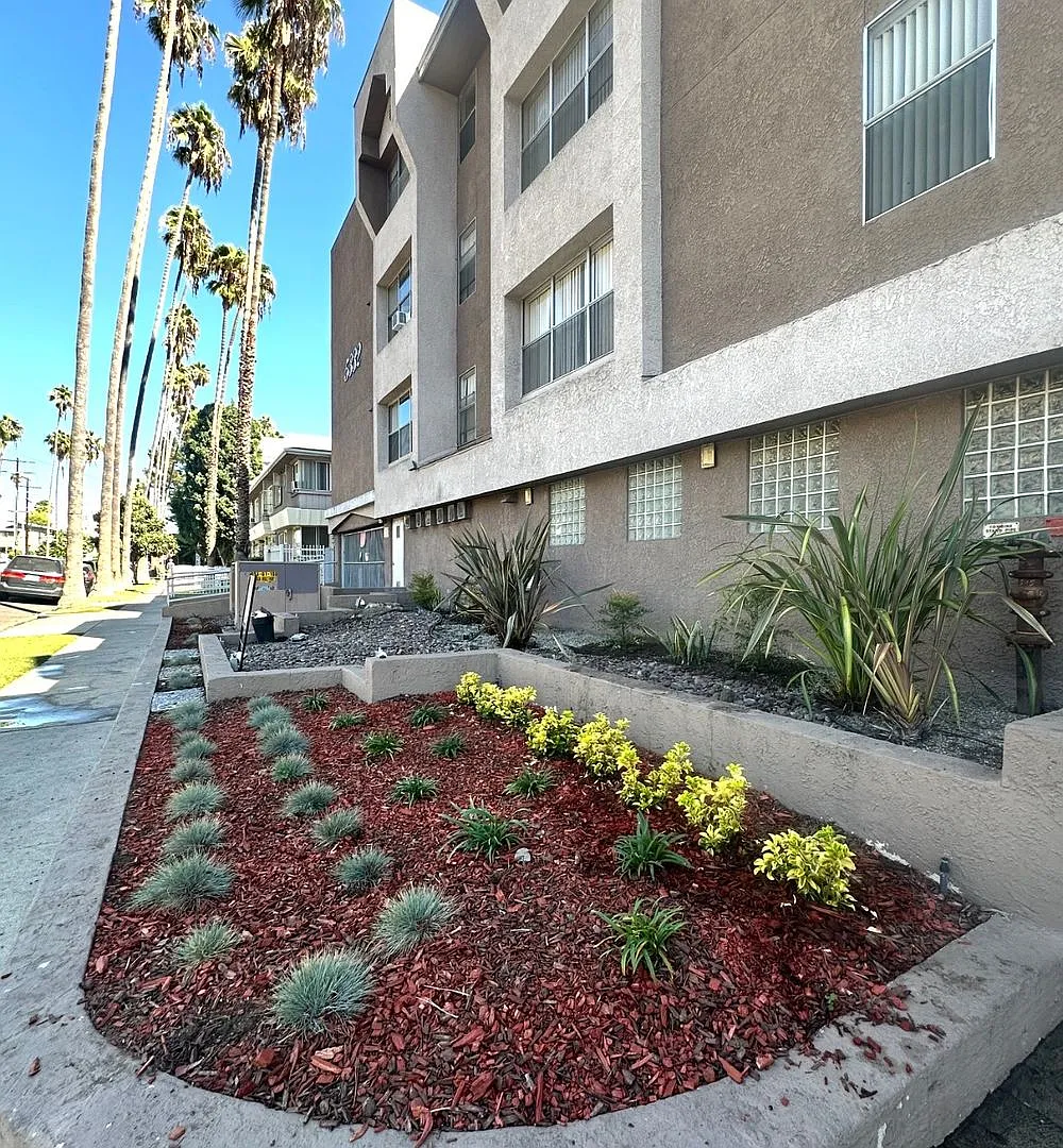 Russell Court Apartments — Photo 2