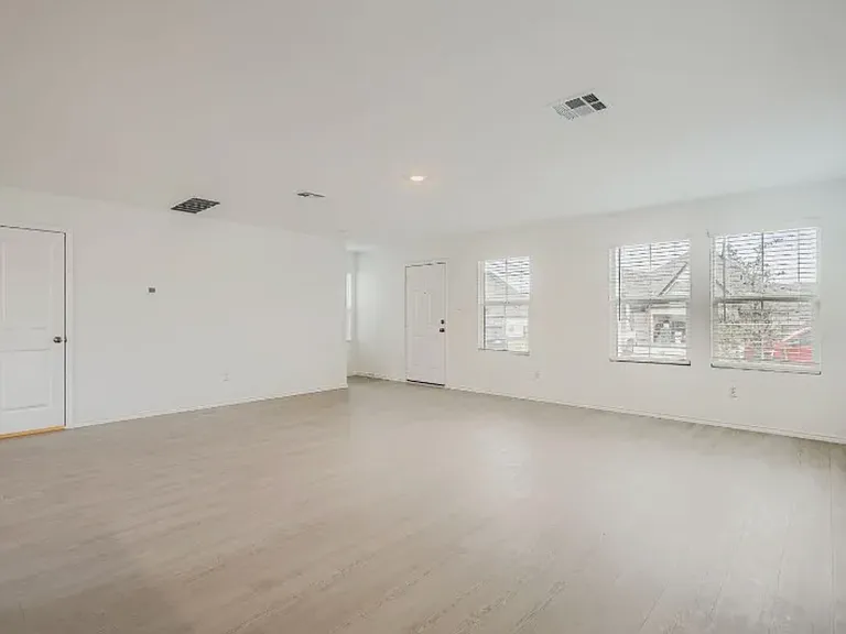 321 Keefer — Photo 2