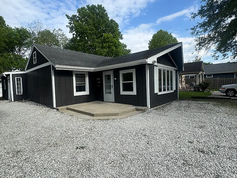 3661 Sherman Dr — Photo 2