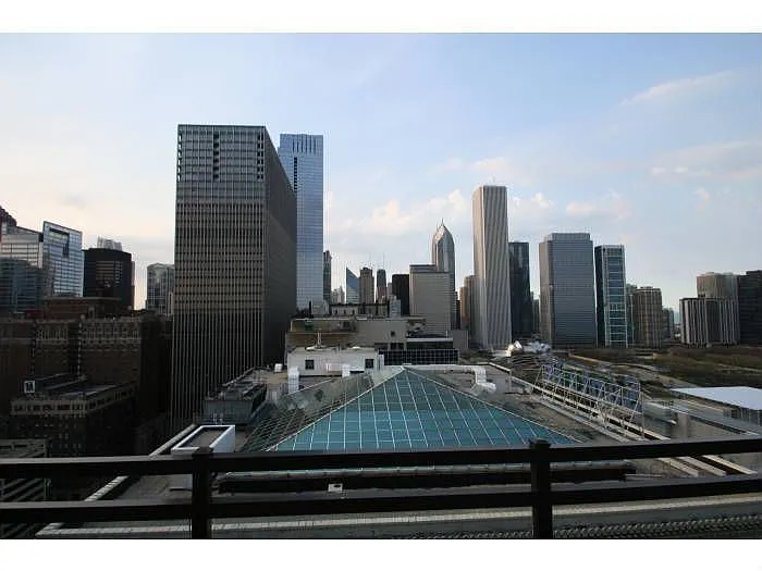 310 S Michigan Ave photo 1