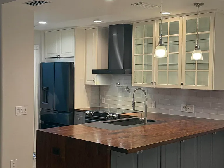 262 Iris Dr — Photo 2