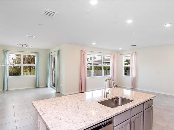 2nd image of 1402 Silk Oak Dr