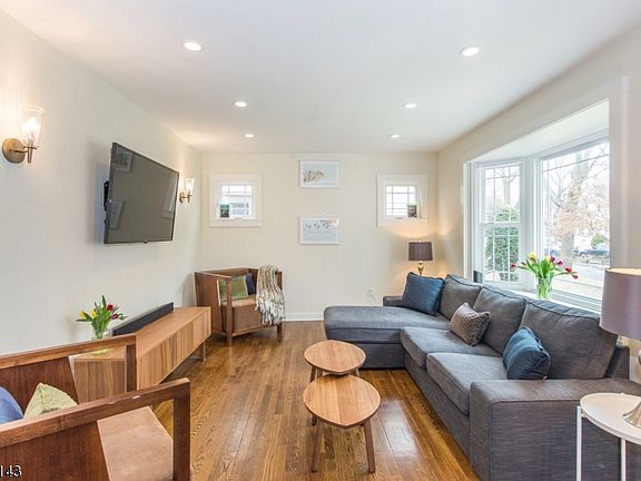 3rd image of 26 Fair St