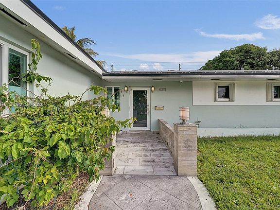 2nd image of 4311 Hayes St