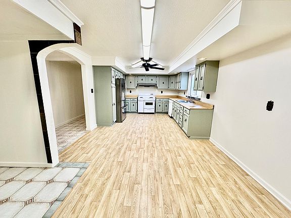 4th image of 110 E 40th St #1A