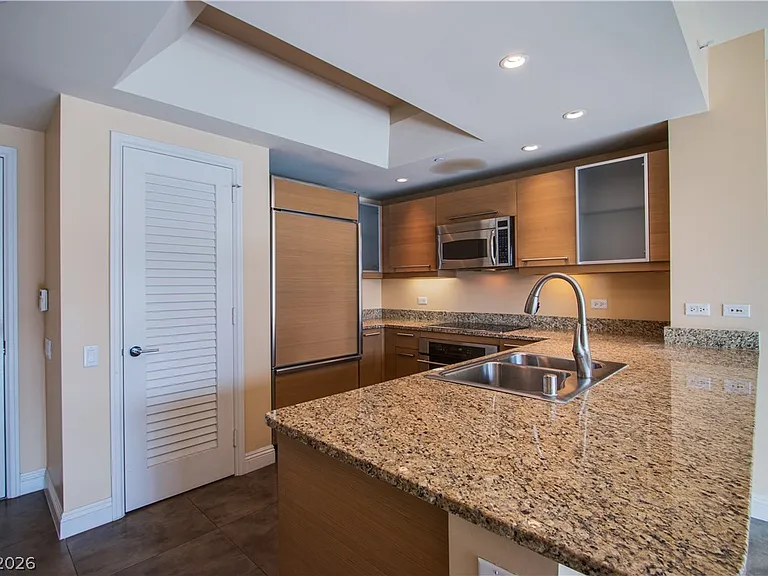 222 Karen Ave #306 — Photo 8