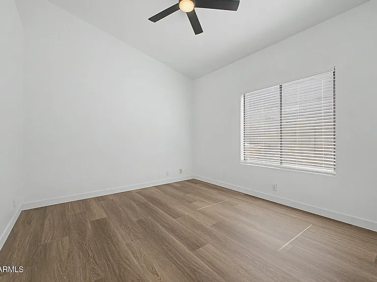 8868 W Laurel Ln — Photo 8